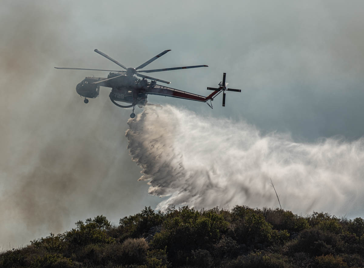 Stever1552Steve's tweet photo. #Winter in Southern #California Hot, dry, windy and brush fires. San Diego Gas and Electric Co. #helitanker in action. #SanMarcos #CometFire @SDGE #helicopter #brushfire #airattack #photojournalism #firephotographer #Firefighting #wildfire #PhotoOfTheDay https://t.co/oNttejl5Zg