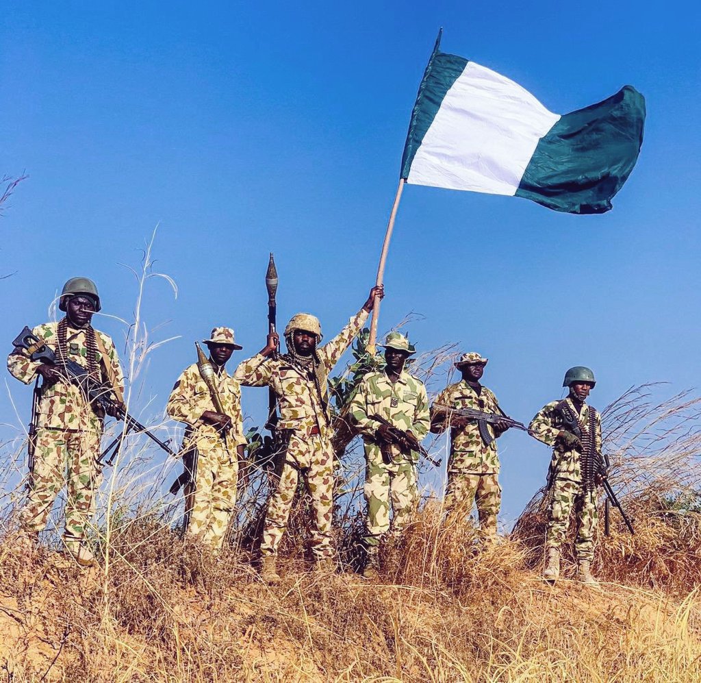 _adamuahmad's tweet image. In honour of those who served 🇳🇬
In memory of those who fell🚩
#ThankASoldier #ArmedForcesRemembranceDay