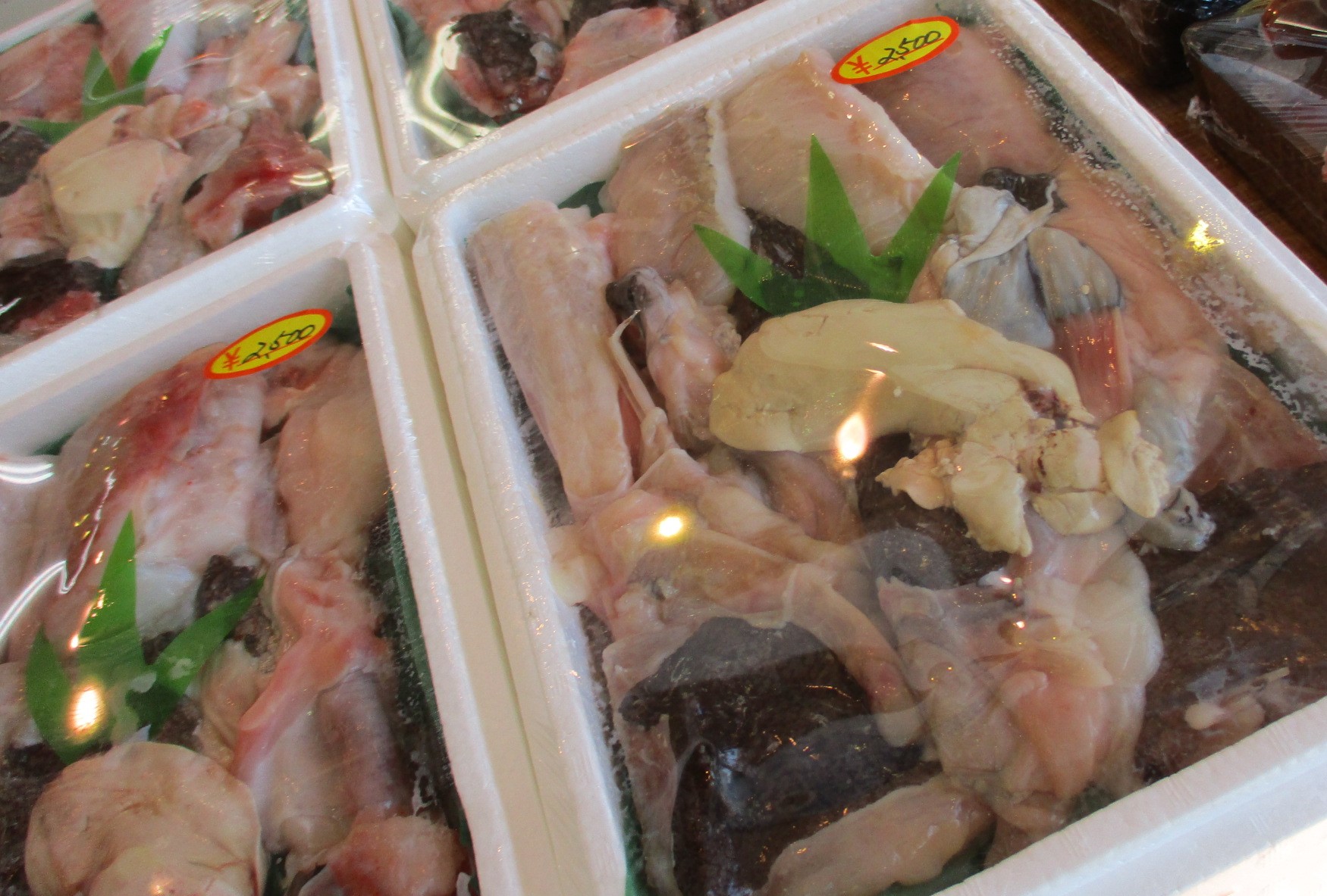 いわき ら ら ミュウ この寒い時期 お魚は脂がのって最高に旨い季節です １階加藤商店では 鍋に最適な あんこう たら ホウボウが人気です あんこうは 肝も大きくコクも最高です 店先で干したムシカレイもおススメです 小名浜 冬の魚