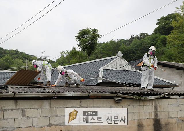 [예천군 : 배경희 기자] 예천군, 슬레이트 철거ㆍ지붕개량 지원 사업 대폭 확대 추진.   16억5천6백만 원 예산 확보해 505가구 지원 목표! 2월 19일까지 신청 접수.   예천군(군수 김학동)이 석면으로 인한 군민 불안 해소와 저소득층 주거환경 개선을 위해 올해… gbd.bestdaily.co.kr/bbs/board.php?…