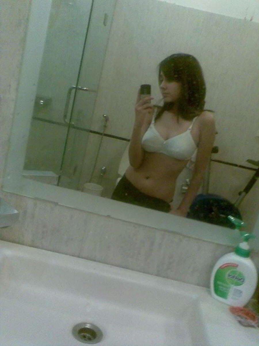 lovelord_1234's tweet photo. #indianslut #indianswinger #sexy #clevage https://t.co/MwvnCP7Nbj