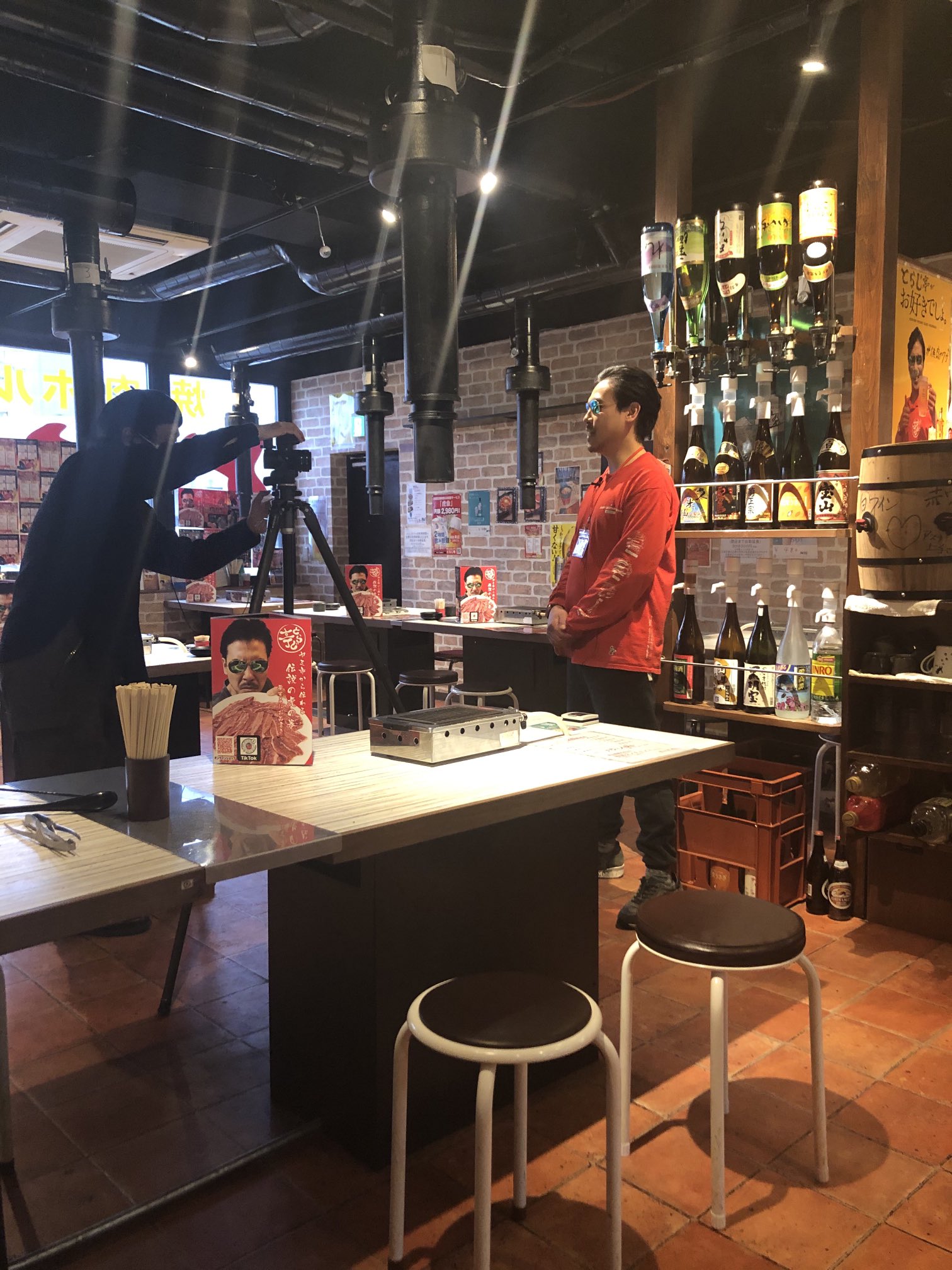 焼肉魔王 松本真央 今日は 撮影です ホルモン 居酒屋喫煙可 東京 駅前 飲み放題 昼飲み タバコ 喫煙可 とらじ亭 翠 上野御徒町焼肉 神田駅焼肉 日暮里焼肉 大塚焼肉 ワイン レバ刺し Tiktok カメラ 鉄道 焼肉ヤクザ 焼肉魔王