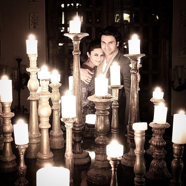 madam360's tweet photo. Happiest Engagement Anniversary to the most adorable couple whose chemistry is unmatchable 😍😍♥️

@Divyanka_T #VivekDahiya #DivyankaTripathi #DivyankaTripathiDahiya #HappyEngagementAnniversary #IndianTelevision #CoupleGoals #tvcouples https://t.co/2w8EEM7jZ0
