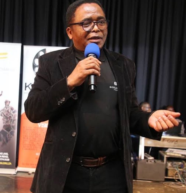 BREAKING NEWS: The Richmond-born veteran broadcaster Dr Welcome Bhodloza Nzimande has passed away. 

He joined uKhozi fm in 1979, he later became a Station Manager he retired in 2010. He was then appointed UIF Board Chairperson in 2013. Rest Peacefully Nzimande

#RipBhodloza