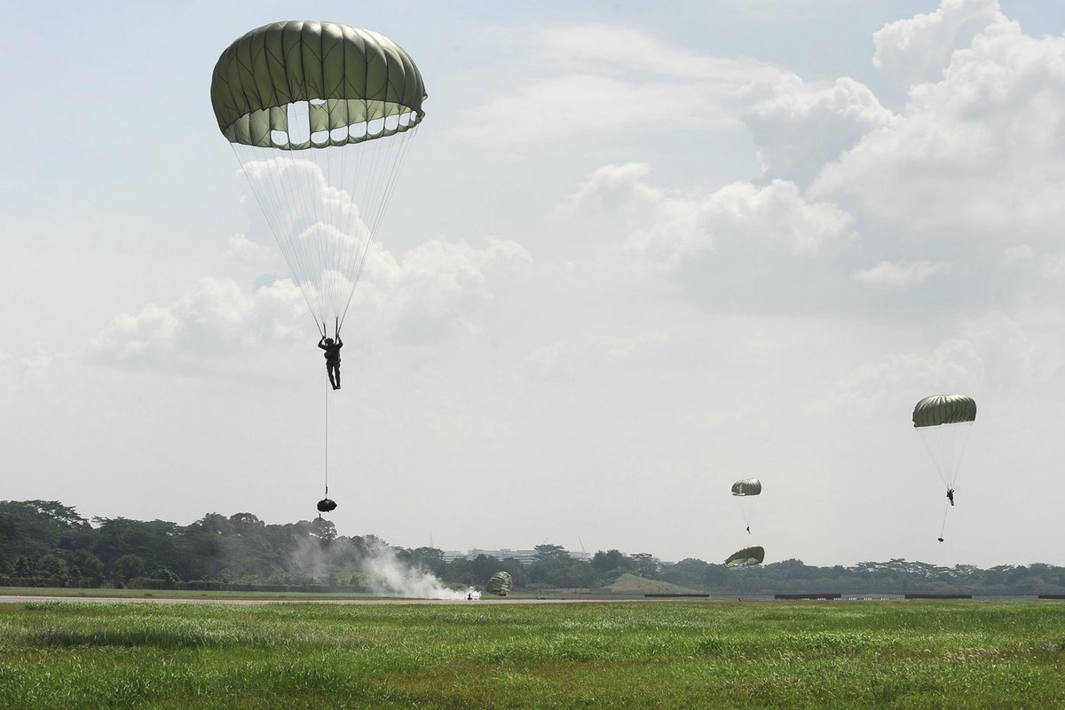 mindefsg's tweet photo. There’s good reason to be on ☁️ nine today: you’re about to descend into the glorious weekend!
 
P.S. #Didyouknow that airborne operations are a specialty of @OurSgArmy Commandos? https://t.co/QYvAf7KUNs