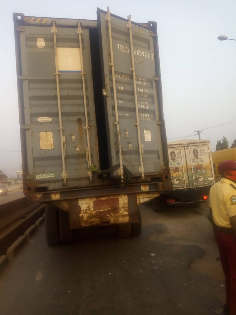 followlastma's tweet photo. [8AM] #AccidentReport #LagosAbkExpressWay #Alakuko
A lone accident at Alakuko inward Toll gate, @followlastma  men are very much intact to move traffic pending the time it will be recovered.
@TrafficChiefNG
@trafficbutter
@Gidi_Traffic
#FollowLASTMA https://t.co/NHCnLqWLqT