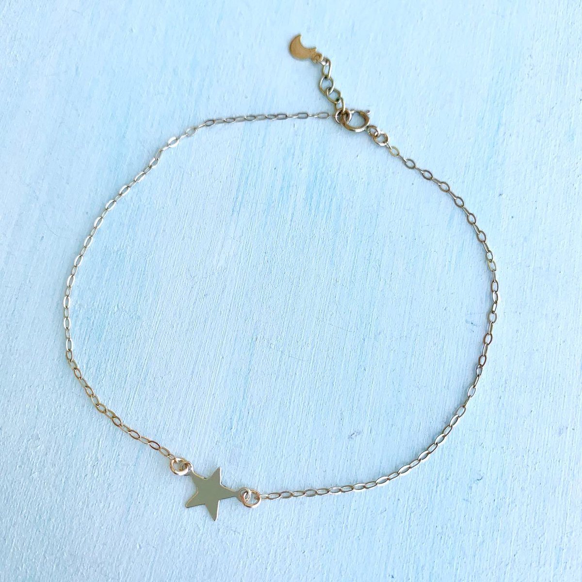 🌟 Dreaming Star Anklet 🌟
Mini moon hanging from the clasp🌙
All components are 14K gold filled💫

More details → mimidesignshawaii.etsy.com

#staranklet #anklet #beachjewelry #islandjewelry #hawaiijewelry #madeinhawaii #mimidesignshawaii #14kgoldfilled #beachlover #beachstyle