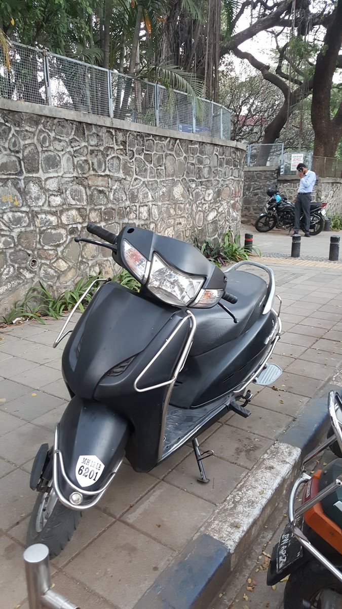 rr_nambiar's tweet photo. @PuneCityTraffic 
Please take action. Parking on footpath.
 Dec 30, 2020 18.02 pm outside junglee Maharaj temple &amp; pataleshwar caves. https://t.co/bE3EhpC9UG