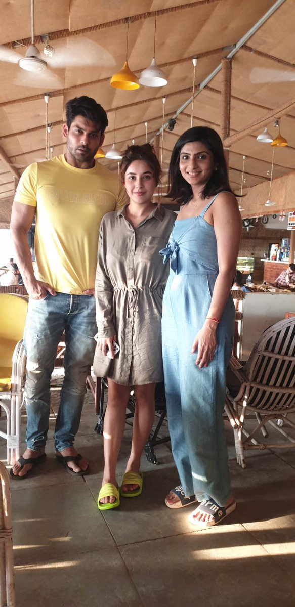 Arti1604Arti's tweet photo. Saw them at GOA. He is so handsome in real and she is too pure bubbly girl. Love that moment can’t believe on my eyes. #SidNaazInGoa #SiddharthShukla #ShehnaazGiII #BB13 #indiastar @sidharth_shukla @ishehnaaz_gill #SidNaazDiaries #Shehnaazians #SidHearts ❤️ https://t.co/09ARjjdLdp