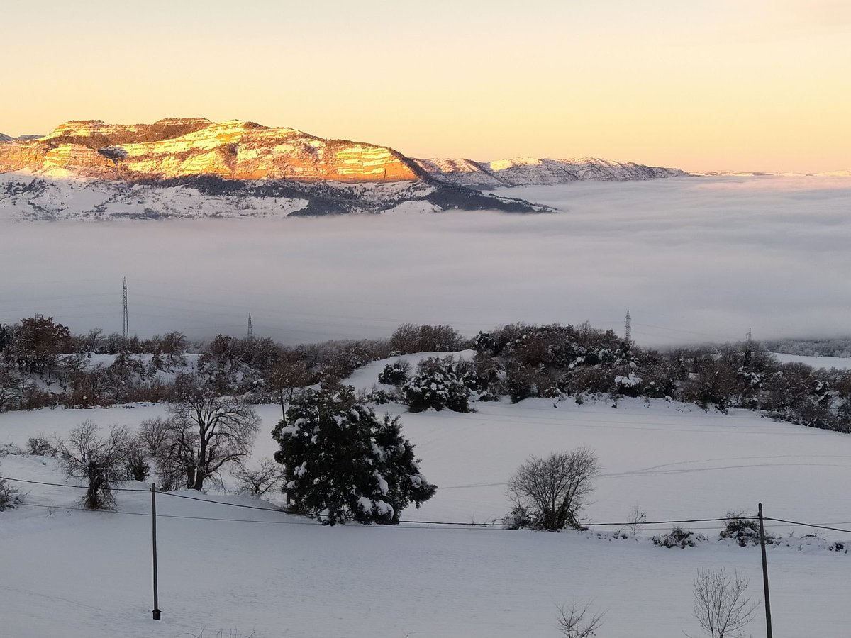 Bon dia!
Avui ens llevem amb aquestes vistes des d’ <a href="/IsonaAeso/">Isona</a>, amb el Sol començant a il·luminar la Conca Dellà, encara ben emblanquinada per la neu.
Però fa tant de fred que encara ens hi trobarem un mamut pasturant. 🦣
#PallarsJussà 

Foto de <a href="/jesuscaelles/">Jesus</a>