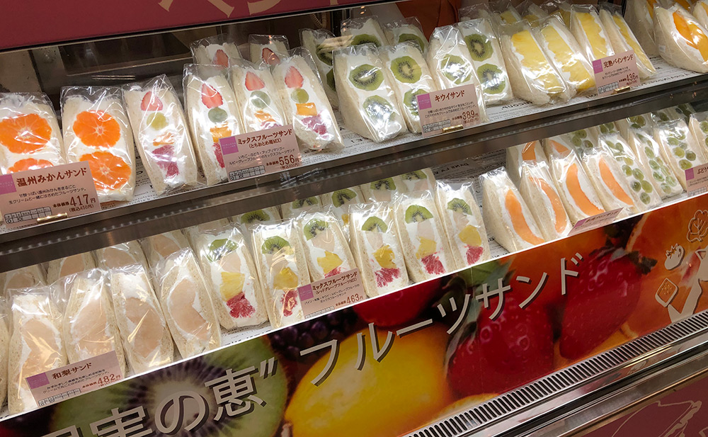 大丸札幌店 フルーツサンド専門店 ペンギン北海道サンドイッチ専果 が地1階 ほっぺタウンにopen ふんわりやわらかなパンに フレッシュフルーツとこだわりの生クリームを贅沢に使用したフルーツサンドが種類豊富に勢ぞろい ぜひ ご賞味