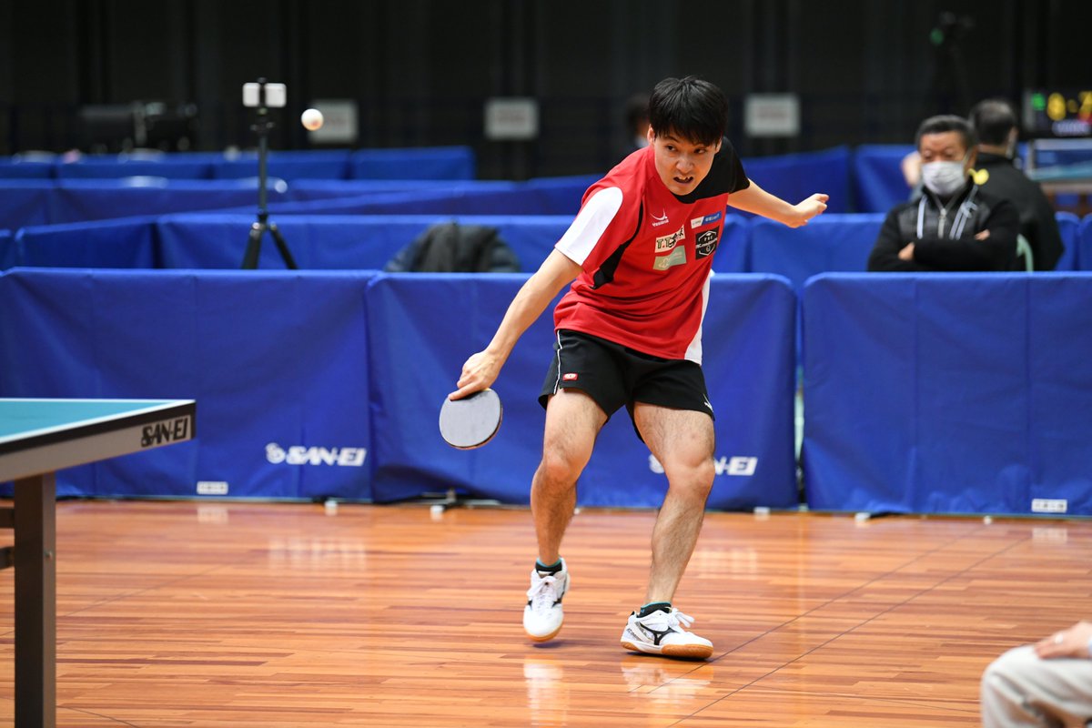 卓球レポート 21全日本卓球 男子シングルス6回戦 英田理志 愛媛県競対 4対1 郡山北斗 リコー 元リコーの英田 が 後輩の郡山に勝利 英田は Tリーグで磨いてきた変幻自在のカットと攻撃が冴えてきました 卓レポ 卓球レポート T Co