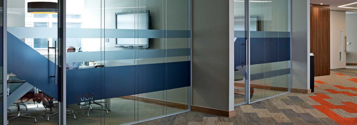 Современная мебель. Хостинг. Цельностеклянные перегородки матовые. Storage conditions of drugs. Wire partition.