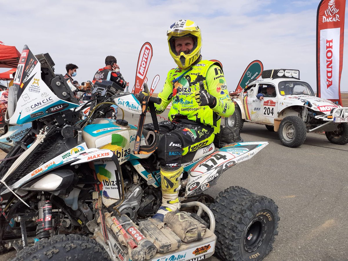 pacosamuperez's tweet photo. 🖐🤙FINISHER🏁🏁
El piloto de @VisitSantAntoni
Toni Vingut McGiver🧔🏽🧢👨‍🚀
ha finalizado🛵🏜 #Dakar2021 
9° en la GENERAL 🦸‍♂️👏👏👏
Des de Dx @TEFTV ... ENHORABONA, FENÒMEN!
🧠💪🤙
174 T'esperem a ca teva😜 https://t.co/nW13GeEgBn
