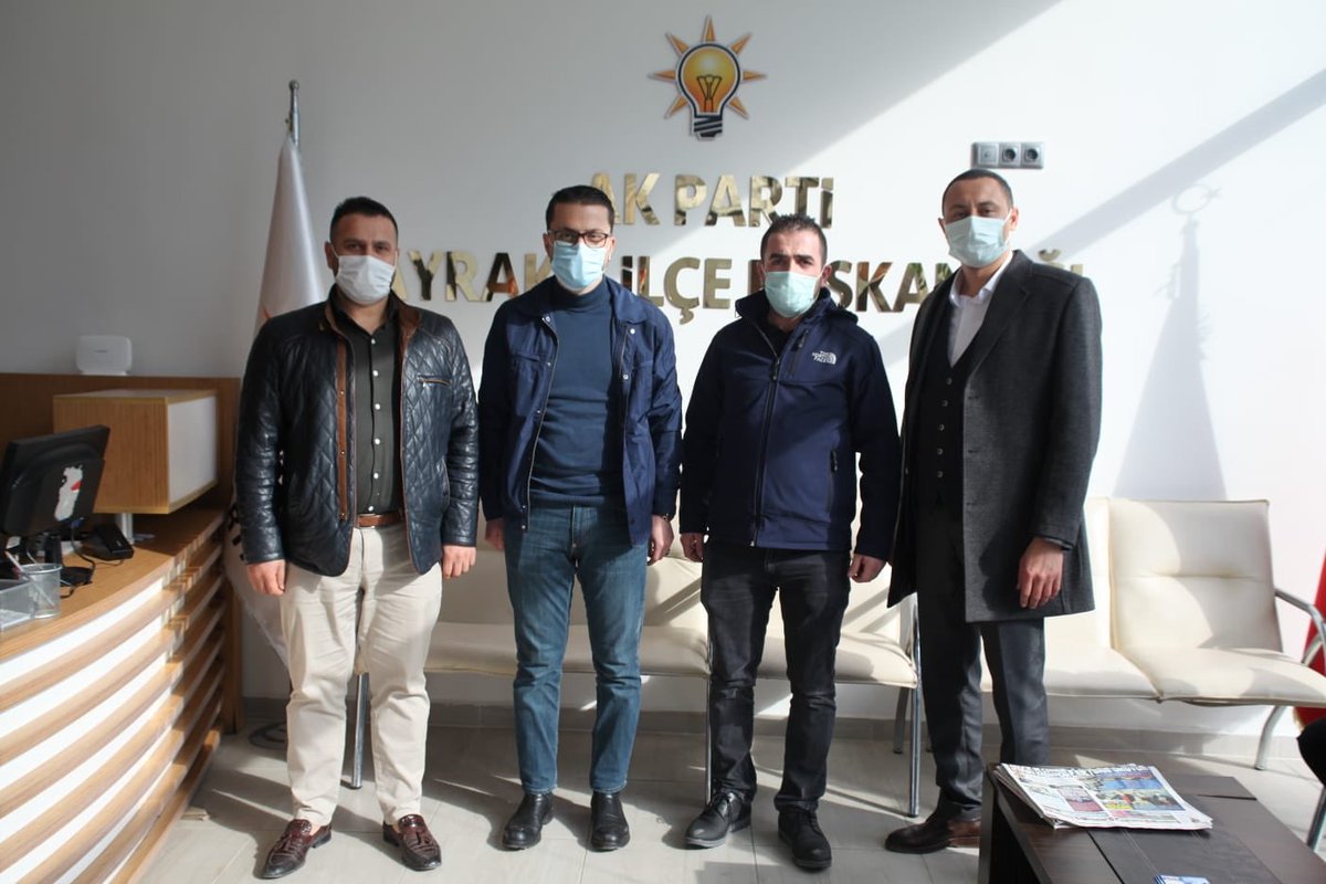 Ak Parti Bayraklı ilçe başkanı SN.Halil Polat ve Halkla ilişkiler ve sivil toplum dan sorumlu Başkan yardımcısı SN. Murat Aksakal ı Makamında ziyaret ederek Taşeron arkadaşlarımızın sorun ve çözüm yollarını ilettik.
Misafir perverliği ve ilgilerinden dolayı teşekkür ederiz..