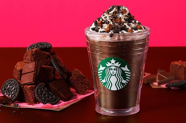 livedoornews's tweet photo. 5000RT：【27日より】スタバの新作「チョコレート オン ザ チョコレート フラペチーノ」登場
https://t.co/PEeMexor2w

2021年のバレンタインシーズン限定ドリンクの第2弾。3種類のチョコレートトッピングを山のように積み上げたフラペチーノとなっている。 https://t.co/CyKj9JfTdW