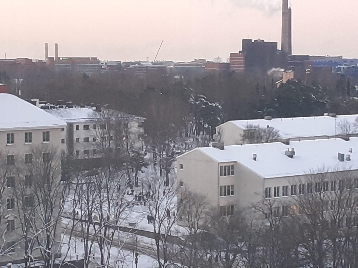 WHAT KIND OF COUNTRY TREATS KIDS THIS WAY?
Finland, that's who. It's -8F here in Helsinki and kids are savoring outdoor recess. Play, joy, health, well-being, better learning, world's most efficient school system. <a href="/DianeRavitch/">Diane Ravitch 🇺🇸🇺🇦📚🌈🗽🌹🇨🇱❤️</a> <a href="/pasi_sahlberg/">Pasi Sahlberg</a> <a href="/WholeChildEdu/">Michael J. Hynes</a> <a href="/Samuel_Abrams/">Samuel E. Abrams</a>