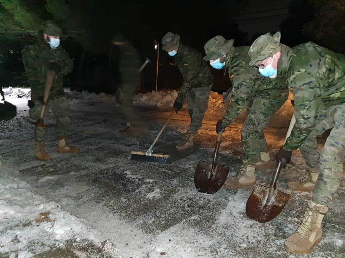 Esta noche tampoco han cesado los trabajos del <a href="/EjercitoTierra/">Ejército de Tierra 🇪🇸</a> frente a la #OlaDeFrío. 
#BuenosDías