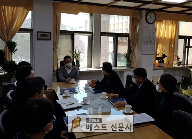 [제주도 ; 김태영 기자] 제주도, 설 명절까지 노지감귤 시장가격 안정에 총력.   고영권 부지사, 2021년 상반기 인사이동 직후 농축산식품국 부서장 전체회의 소집.   제주특별자치도는 설 명절을 앞두고 노지감귤의 가격 안정화에 총력을 기울이기로 했다.   고영권… jjd.bestdaily.co.kr/bbs/board.php?…