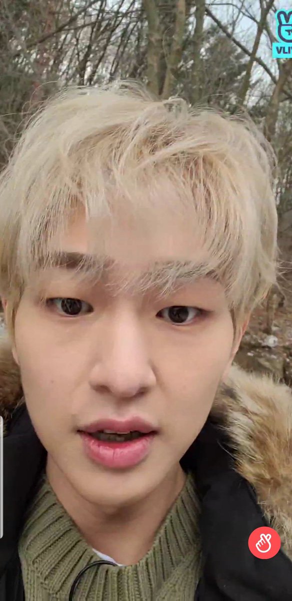 TaemDoll's tweet photo. I guess he’s trying to give us a live acoustic version of Replay but something isn’t working right with vlive? #ONEW #VLIVE_Soon https://t.co/5LevScSKw9
