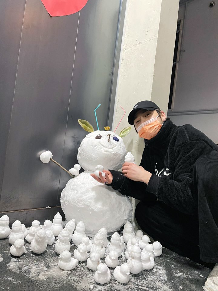 tinygyul's tweet image. he's mini snowman size :(((