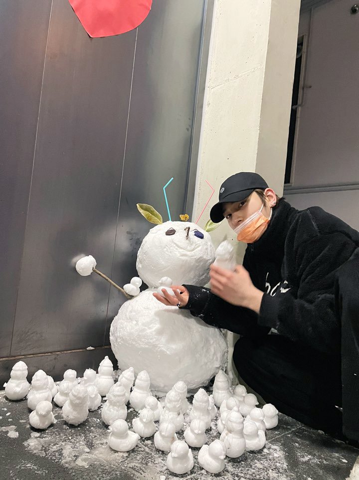 tinygyul's tweet image. he's mini snowman size :(((