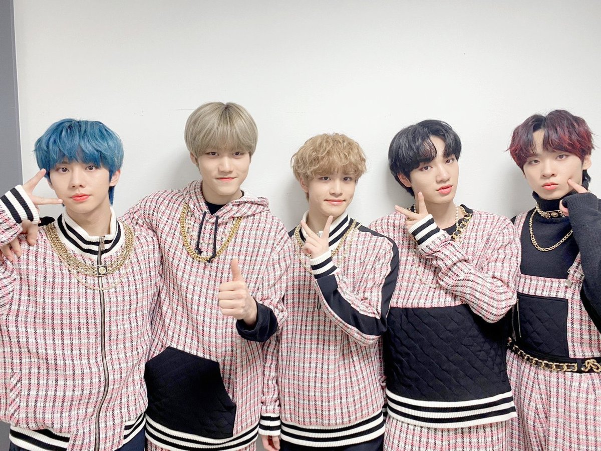 mcndtrans's tweet photo. @McndOfficial_ { 🍓 ENG TRANS }

MCND is taking over Today‘s MusicBank too १✌˚◡˚✌५ 

Gems, join us soon at 5 pm!~

#MCND #엠씨엔디 #MCND_AGE #우당탕 #Crush #KBS2 #뮤직뱅크 #MusicBank 

trans by @mcndtrans https://t.co/KHVOqOBdR9