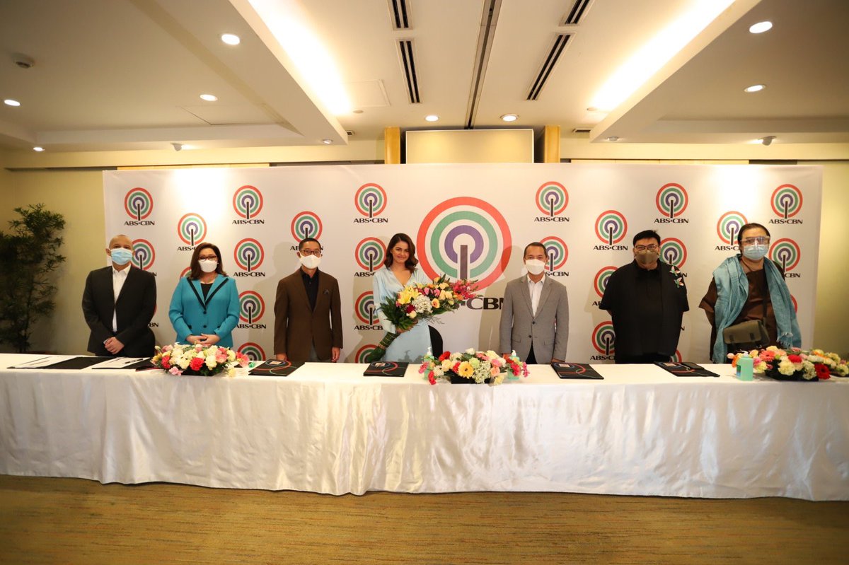 DreamscapePH's tweet photo. Janine Gutierrez is now a certified Kapamilya! ✨❤️💚💙

Contract signing of Janine Gutierrez with Dreamscape Head Deo Endrinal, ABS-CBN Bosses Carlo Katigbak, Mark Lopez, Cory Vidanes, Ric Tan, and her manager Leo Dominguez https://t.co/km6a85Niqn