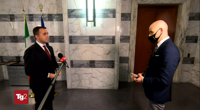 Michele_Anzaldi's tweet photo. Di Maio che a Tg Rai unificati (3 interviste fotocopia a Tg1, Tg2, Tg3) ha lanciato la caccia ai transfughi cercando "costruttori" è lo stesso che voleva cambiare la Costituzione introducendo il vincolo di mandato contro i cambi di gruppo? Perché nessuno glielo ha chiesto? https://t.co/4W1prWU57T