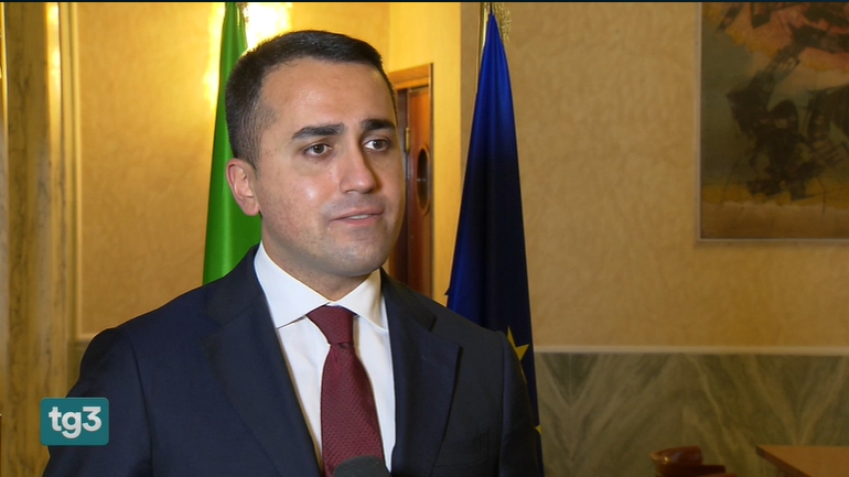 Michele_Anzaldi's tweet photo. Di Maio che a Tg Rai unificati (3 interviste fotocopia a Tg1, Tg2, Tg3) ha lanciato la caccia ai transfughi cercando "costruttori" è lo stesso che voleva cambiare la Costituzione introducendo il vincolo di mandato contro i cambi di gruppo? Perché nessuno glielo ha chiesto? https://t.co/4W1prWU57T