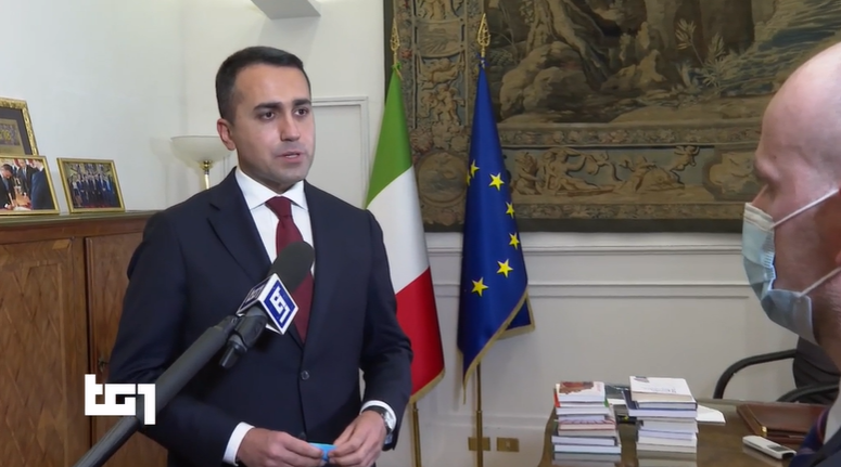 Michele_Anzaldi's tweet photo. Di Maio che a Tg Rai unificati (3 interviste fotocopia a Tg1, Tg2, Tg3) ha lanciato la caccia ai transfughi cercando "costruttori" è lo stesso che voleva cambiare la Costituzione introducendo il vincolo di mandato contro i cambi di gruppo? Perché nessuno glielo ha chiesto? https://t.co/4W1prWU57T