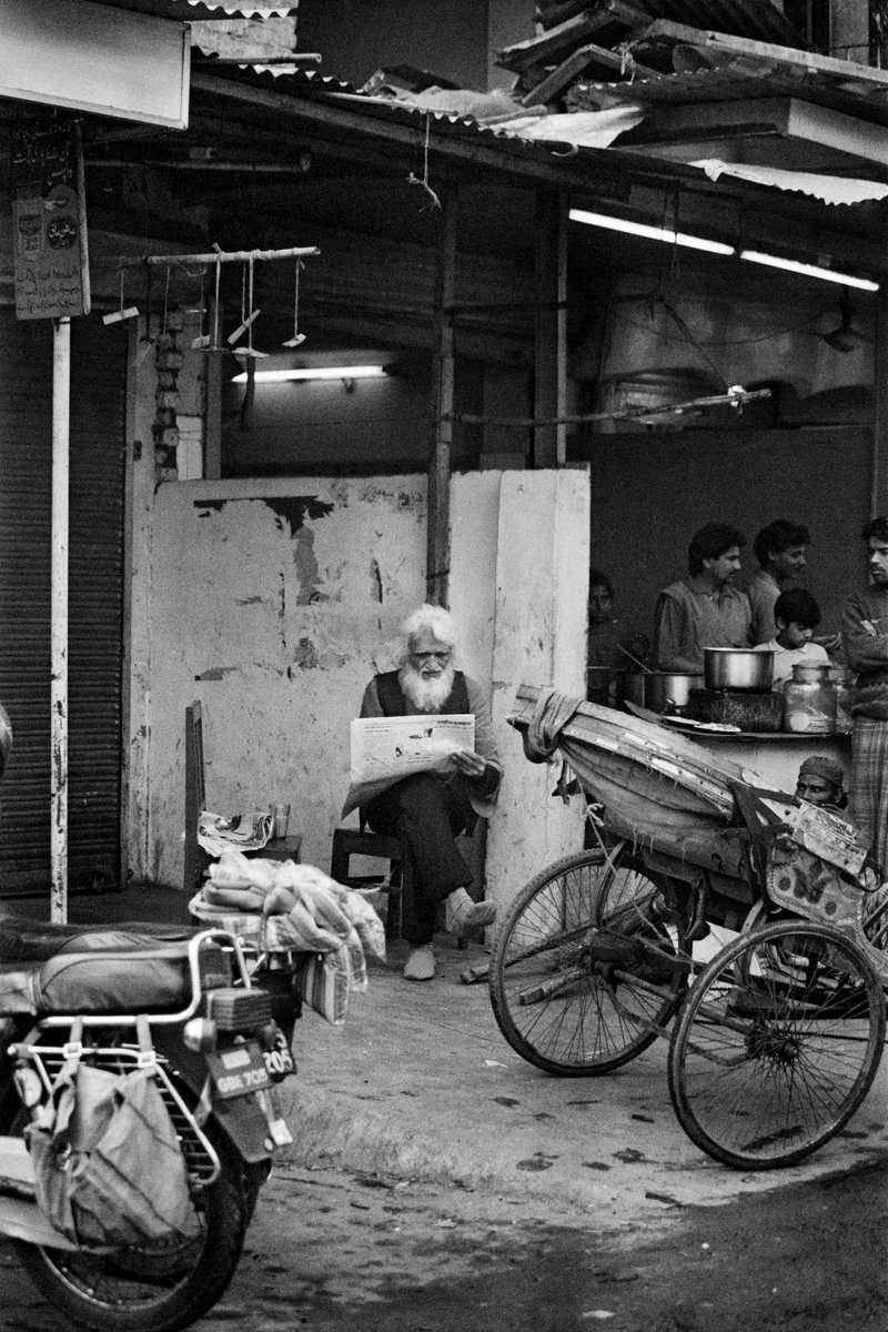 DaakVaak's tweet photo. MF Husain in the lanes of Nizamuddin Basti. 
Image courtesy: Parthiv Shah https://t.co/cJ3hHKff1U