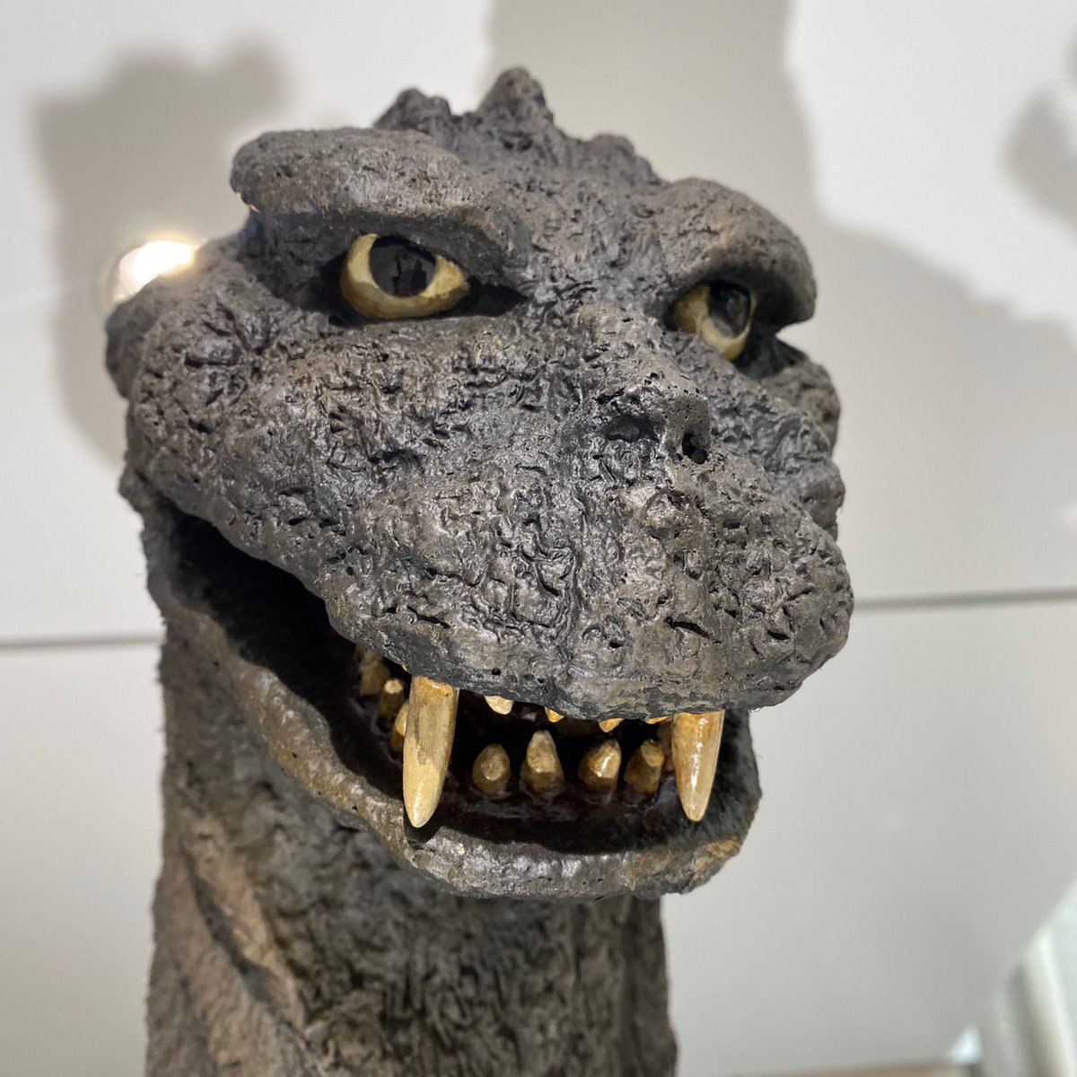 1995年 ゴジラ、大阪に初襲来。」 B1F エントランス付近にゴジラ像が