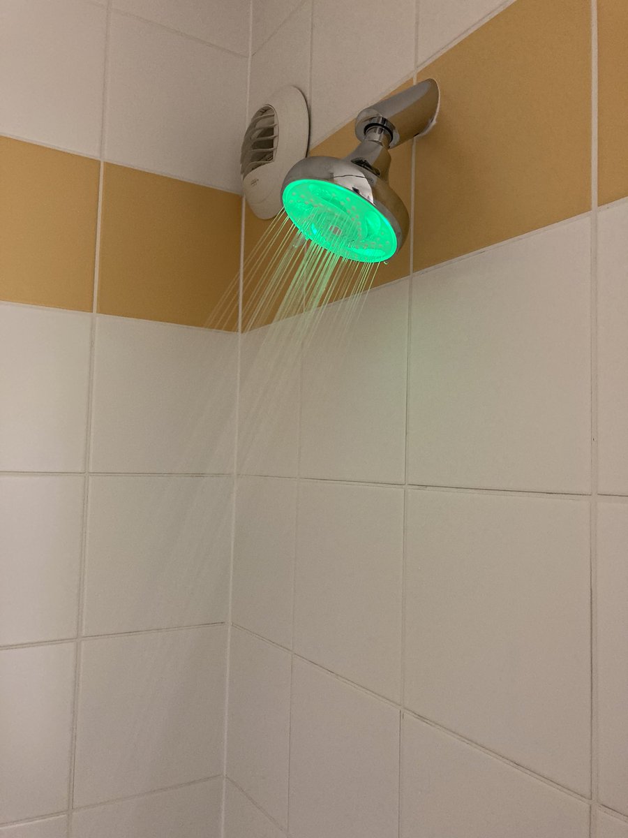 LyceeSchuman's tweet photo. Pour préserver la ressource en #eau, nous venons d’équiper ttes les douches 🚿 de pommeaux économes et de sensibilisation au gaspillage. La couleur change en fonction du volume consommé 😱🎨⏳💦. objectif : économiser 300 000 litres d’eau💧par an.
#developpementdurable #Haguenau https://t.co/zQxGrpK890