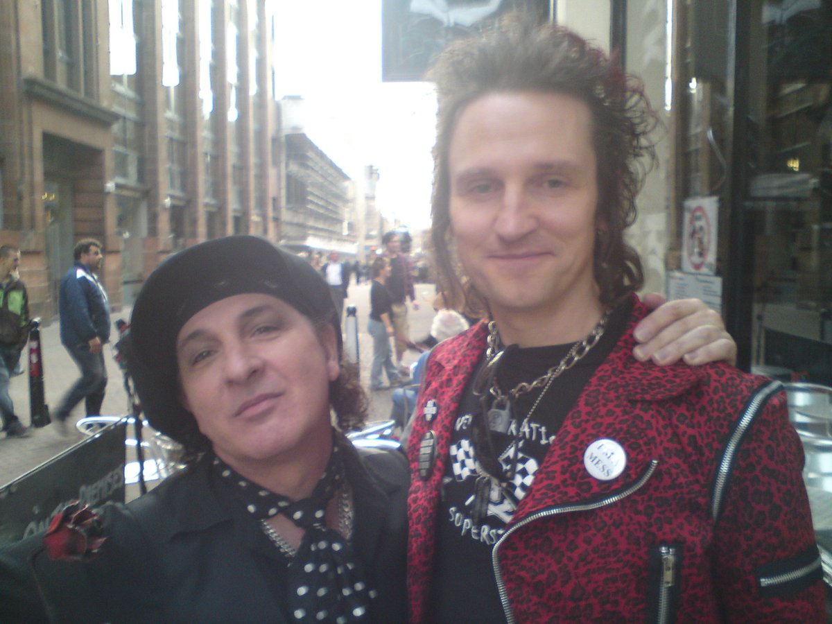 R. I. P Sylvain Sylvain Mizrahi The New York Doll <a href="/lesnewyorkdolls/">Sylvain Sylvain</a>
rollingstone.com/music/music-ne…