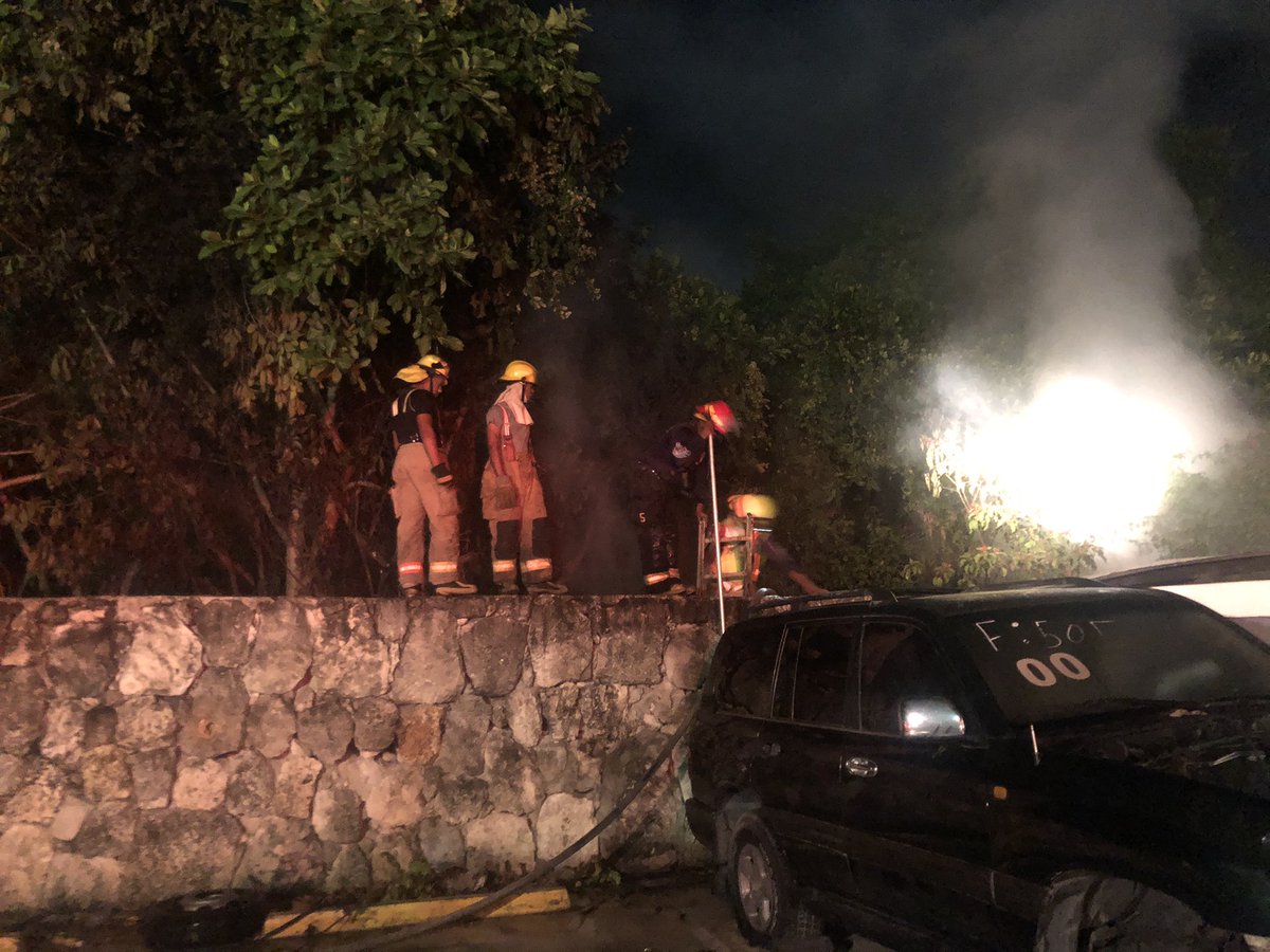 BVPC_Oficial's tweet photo. #NoticiasBVPC | Notificamos que desde hace una hora se registra un Incendio Forestal en Verón, detrás del parqueo de TT Darzo. Evento en el que responden las unidades B-02 y B-03.

En el evento no se registran víctimas. https://t.co/SBSVvivwae