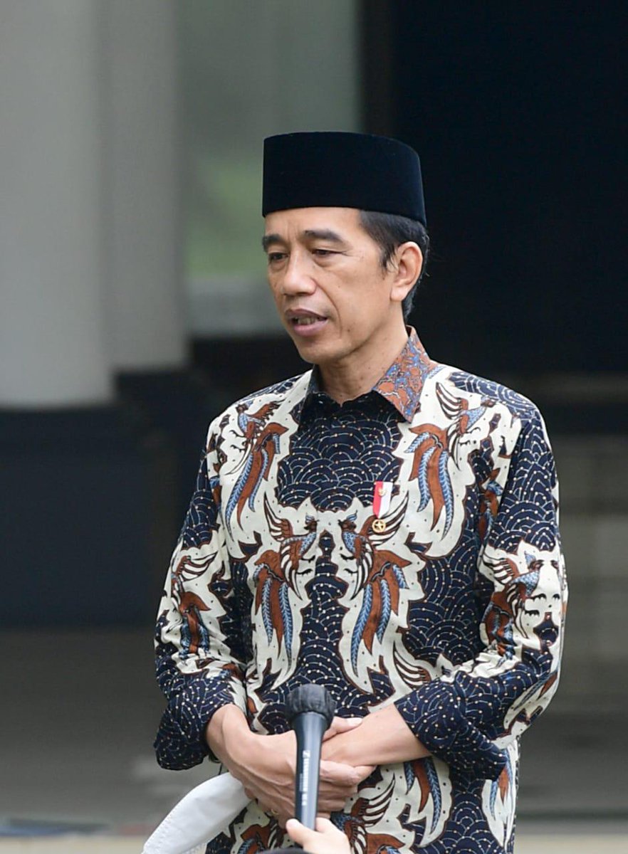 jokowi's tweet photo. Dua bencana alam dalam selang waktu beberapa hari terjadi di negara kita. Gempa bumi mengguncang Sulawesi Barat dinihari tadi, dan longsor di Sumedang, Jawa Barat, 9 Januari lalu.

Turut berdukacita atas korban meninggal dunia. Semoga keluarga yang ditinggalkan diberi kesabaran. https://t.co/WnJM5s4zdR