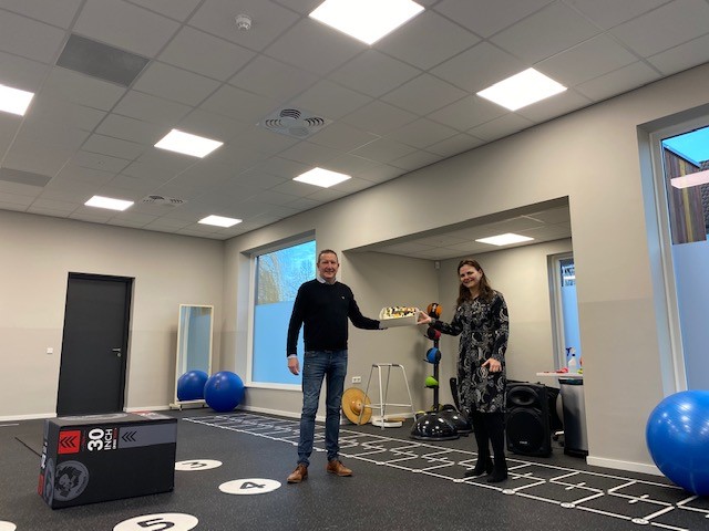 CrossbowCoffee1's tweet photo. Fysio- en Manuale Therapie Holtslag uit Veenendaal kiest in hun mooie nieuwe pand voor Crossbow Coffee door de aanschaf van een  verse bonen machine. Bedankt voor alles en geniet van de taart! #Fysio #Holtslag #Veenendaal #CrossbowCoffee #VoorBedrijvenMetSmaak #VerseBonen https://t.co/ymQuVj8F5S
