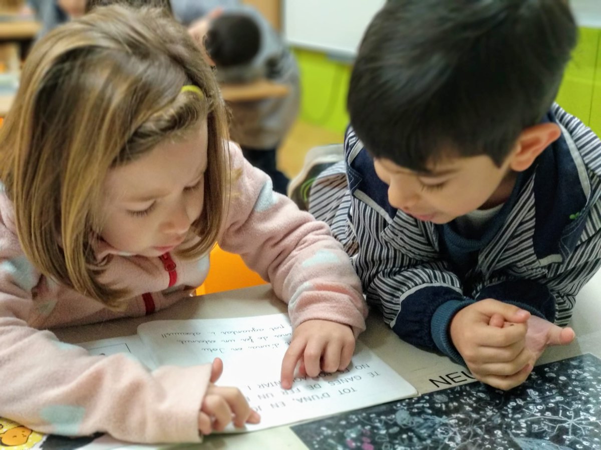 epiasabadell's tweet photo. LLEGIR ENS OBRE EL MÓN I ENS FA CRÉIXER!
A P5 cada dia ens agrada més llegir! Avui hem escollit un conte i per parelles ens ha sigut més fàcil anar-lo llegint perquè ens ajudavem. A l'acabar hem explicat la història de cada conte a la resta de companys/es.
#P5PIASABADELL https://t.co/eRYwqxbodB