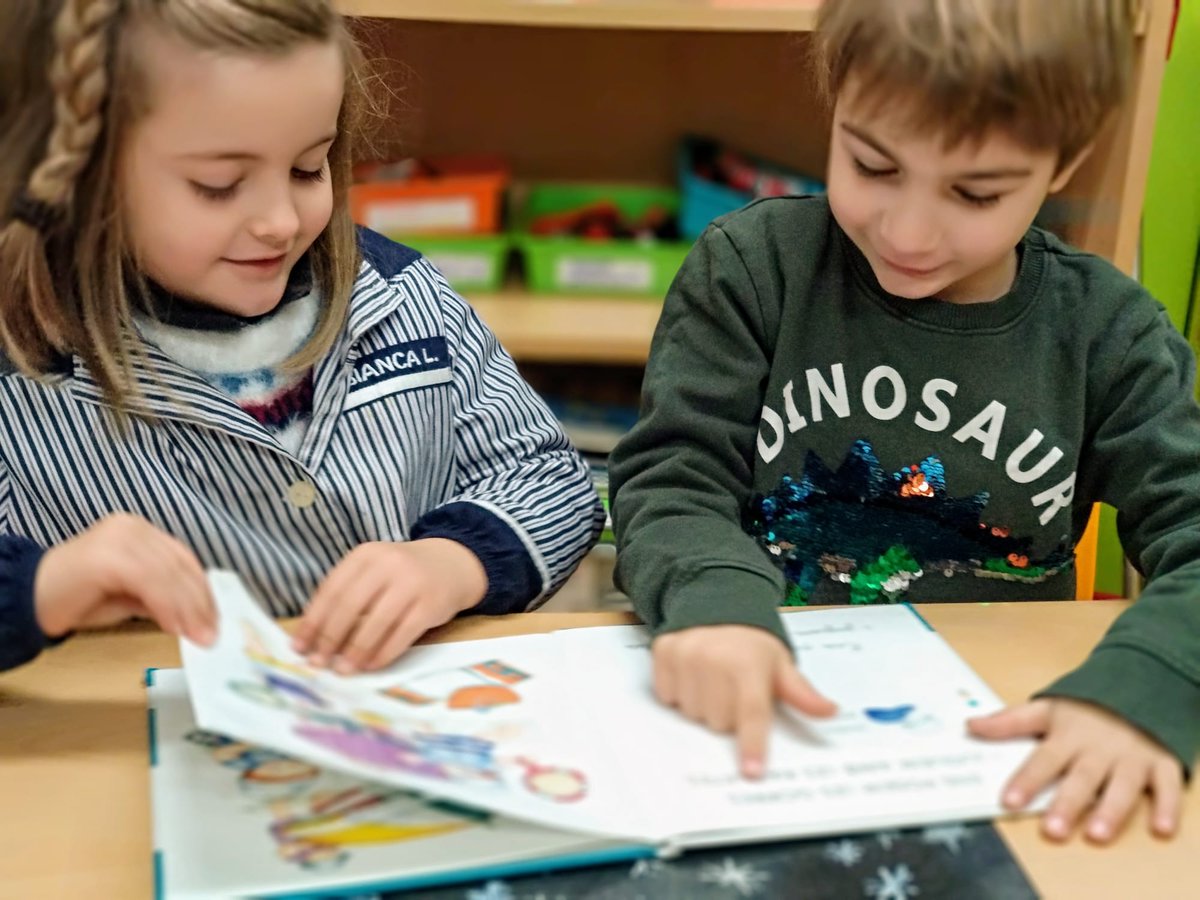 epiasabadell's tweet photo. LLEGIR ENS OBRE EL MÓN I ENS FA CRÉIXER!
A P5 cada dia ens agrada més llegir! Avui hem escollit un conte i per parelles ens ha sigut més fàcil anar-lo llegint perquè ens ajudavem. A l'acabar hem explicat la història de cada conte a la resta de companys/es.
#P5PIASABADELL https://t.co/eRYwqxbodB