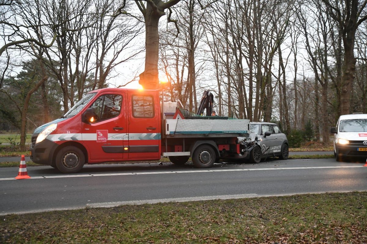 gooieneemlander's tweet image. Automobilist gewond bij aanrijding met bakwagen in Hilversum dlvr.it/RqcsdT