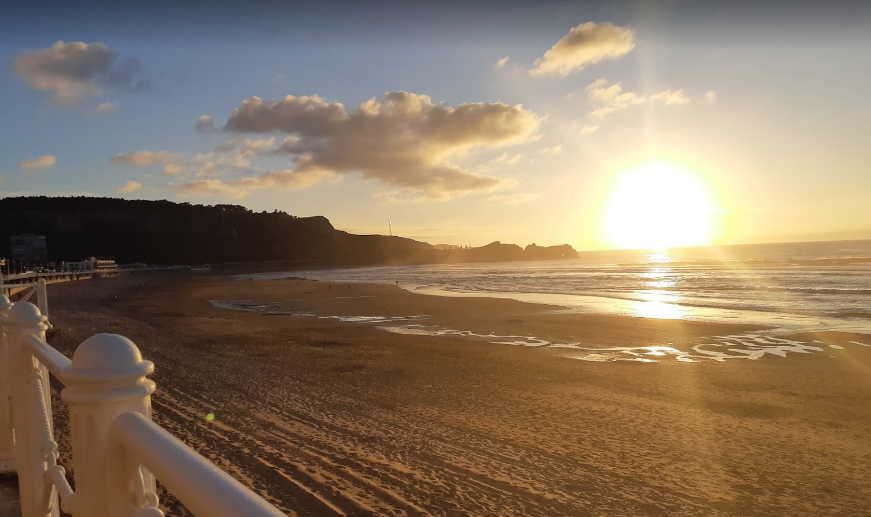 NegocioVdG's tweet photo. Playa de Salinas, Asturias https://t.co/KGU3Io6oeo
