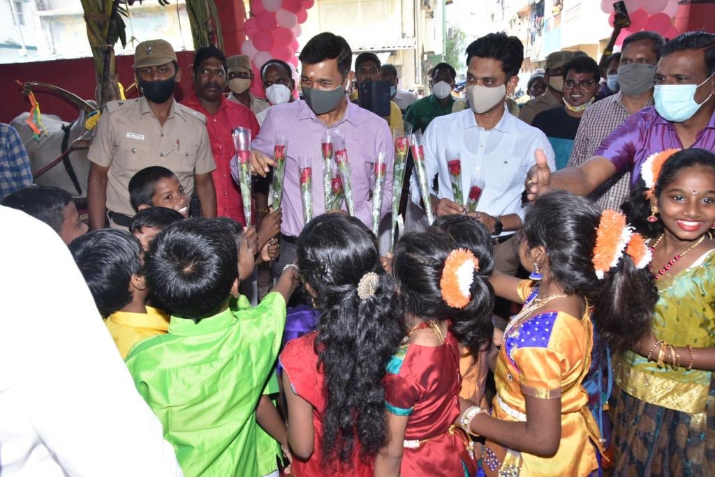copmahesh1994's tweet photo. Pongal celebrations at Vannarpettai with ⁦@ipspolicetn⁩ and team. Members of Boys and Girls club presented their skills. https://t.co/OpqGAU9qvv