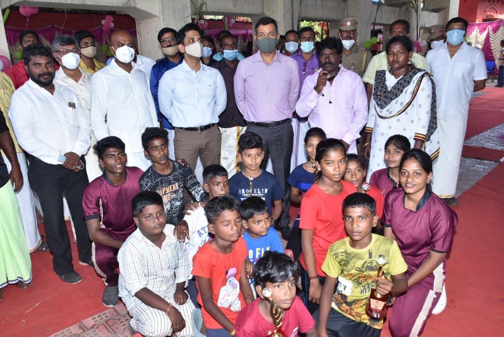 copmahesh1994's tweet photo. Pongal celebrations at Vannarpettai with ⁦@ipspolicetn⁩ and team. Members of Boys and Girls club presented their skills. https://t.co/OpqGAU9qvv