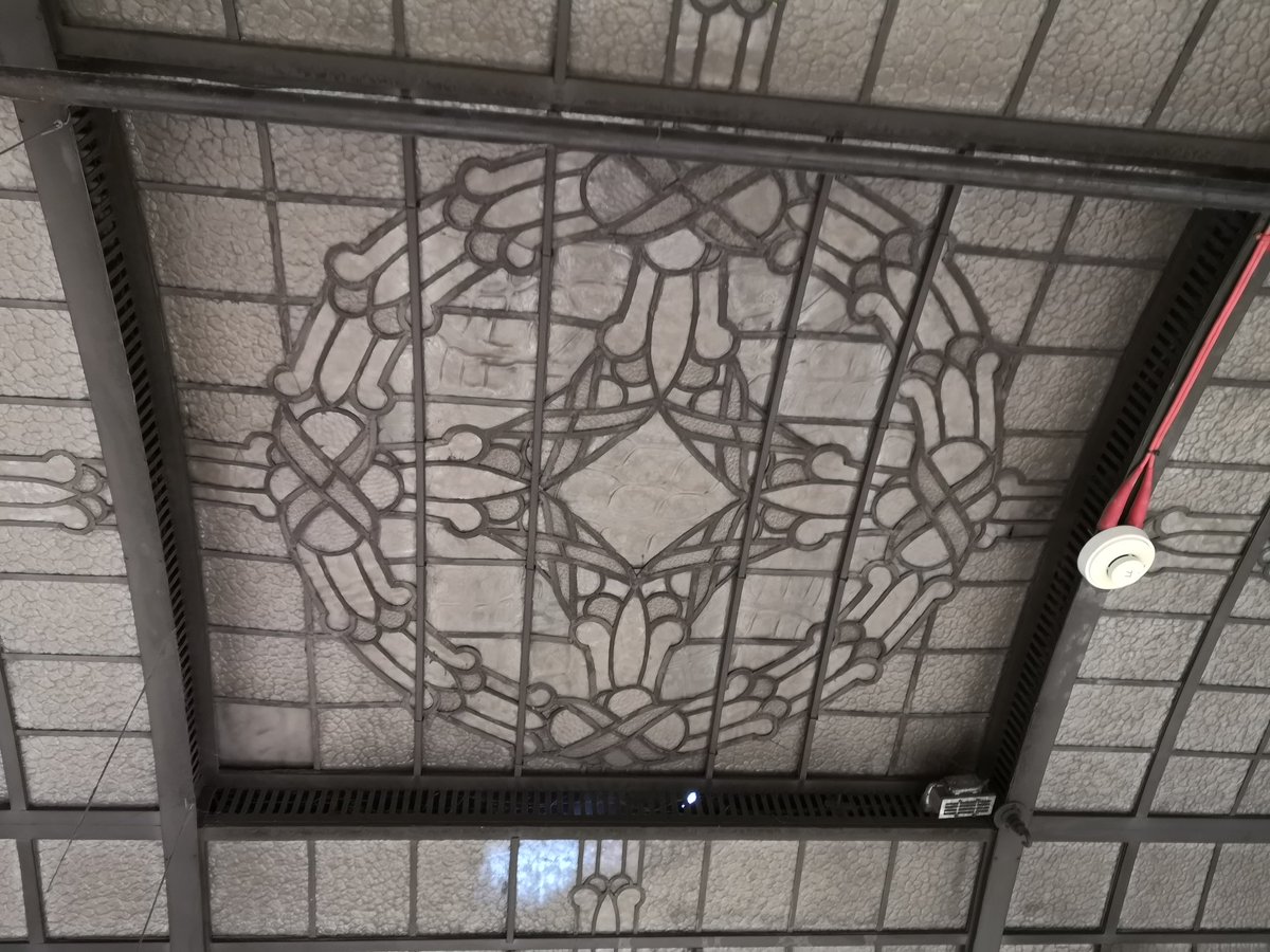 bizzy2711's tweet photo. Isn't it beautiful?
The same timeline as the Blue Room domed ceiling.
Hidden by functional ceiling tiles.
Many thanks to Kevin Reed for removing some of the tiles and shoving me up a step ladder.
Happy Friday people X
#SaveBrownsOfChester
#SaveDebenhams
@AuthenticBrands
#FraserGP https://t.co/JrmQyJQQs1