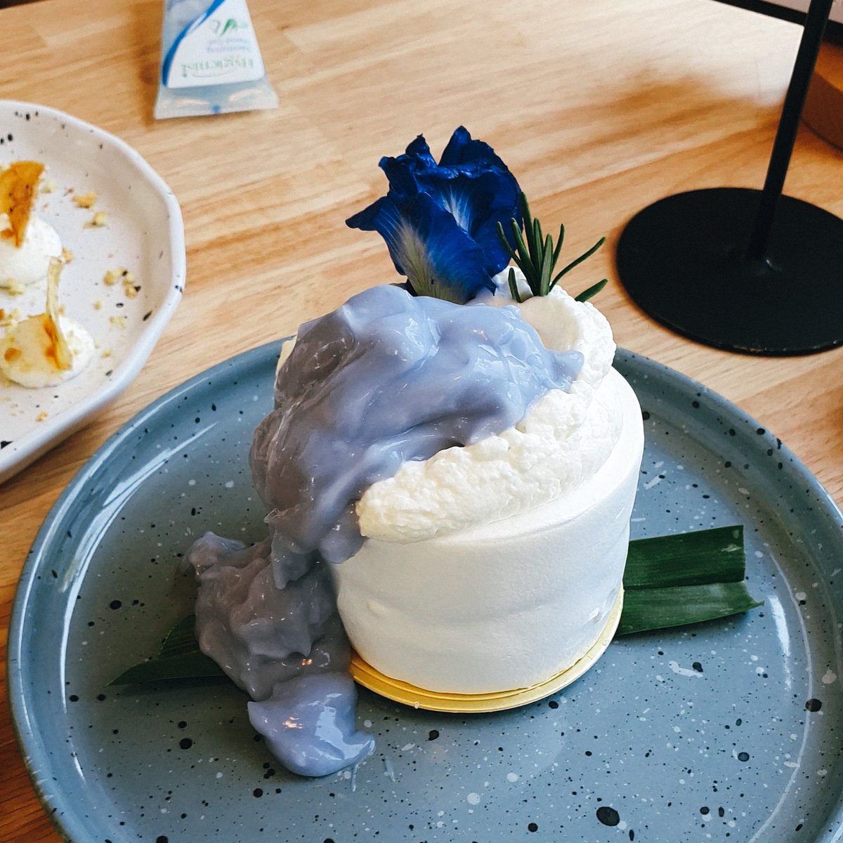 onedayperweek1's tweet image. Koffe.Coffeebar #รีวิวคาเฟ่ เปิดใหม่ใน #รีวิวกาญจนบุรี พื้นที่กว้างขวางในบริเวณรรprelude โปร่งๆ แดดมาคือสวยงามมาก ของกินคือดี เค้กมะพร้าว signature คือฟินมากกก อาหารก็มีด้วยนะ นี่ว่าถ้าชอบถ่ายรูป ร้านนี้คือรักเลย /อย่าลืมใส่หน้ากาก+ล้างมือ กันนะะ♡ @aroii @Kin24hrs @CafeStoryTH