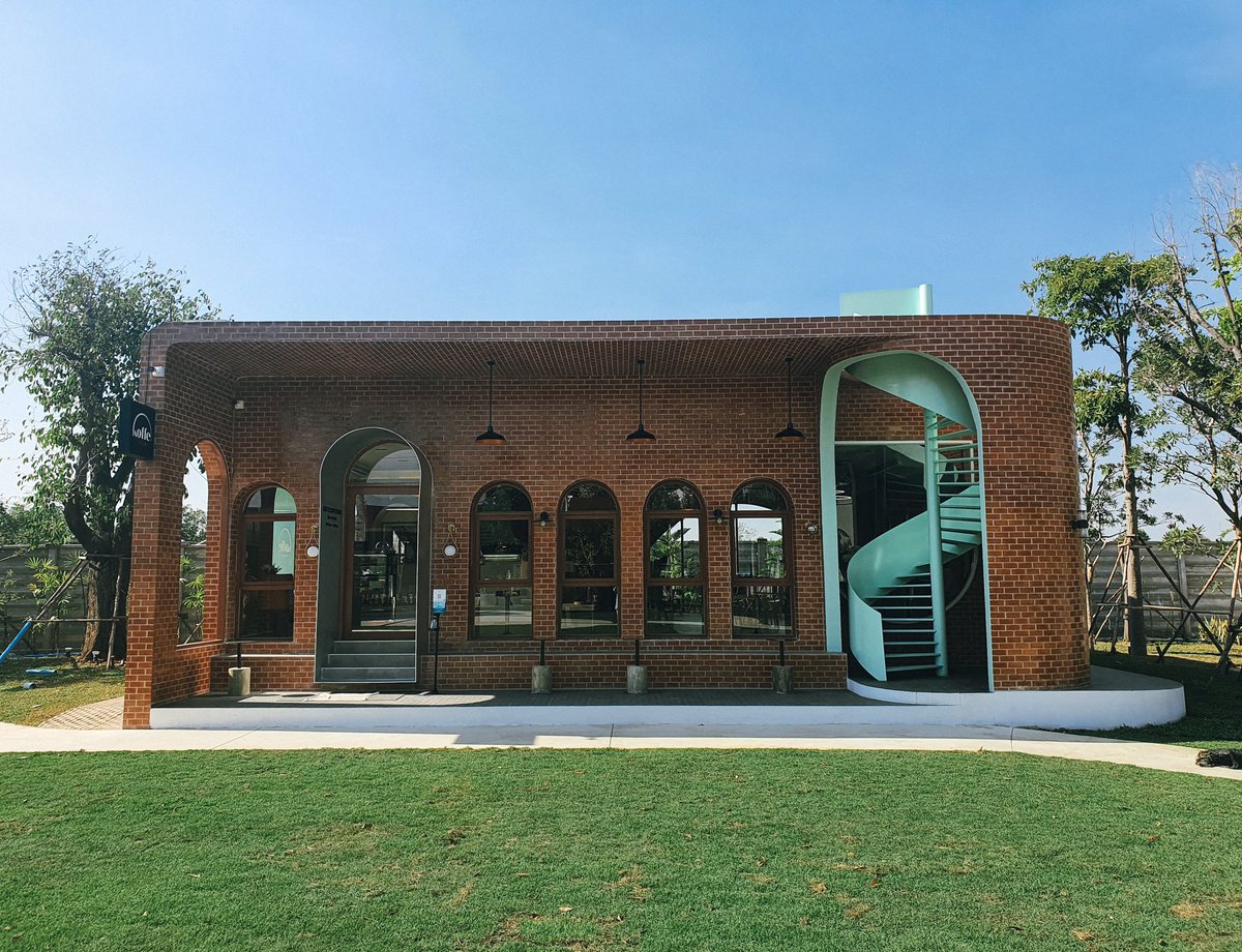 onedayperweek1's tweet image. Koffe.Coffeebar #รีวิวคาเฟ่ เปิดใหม่ใน #รีวิวกาญจนบุรี พื้นที่กว้างขวางในบริเวณรรprelude โปร่งๆ แดดมาคือสวยงามมาก ของกินคือดี เค้กมะพร้าว signature คือฟินมากกก อาหารก็มีด้วยนะ นี่ว่าถ้าชอบถ่ายรูป ร้านนี้คือรักเลย /อย่าลืมใส่หน้ากาก+ล้างมือ กันนะะ♡ @aroii @Kin24hrs @CafeStoryTH