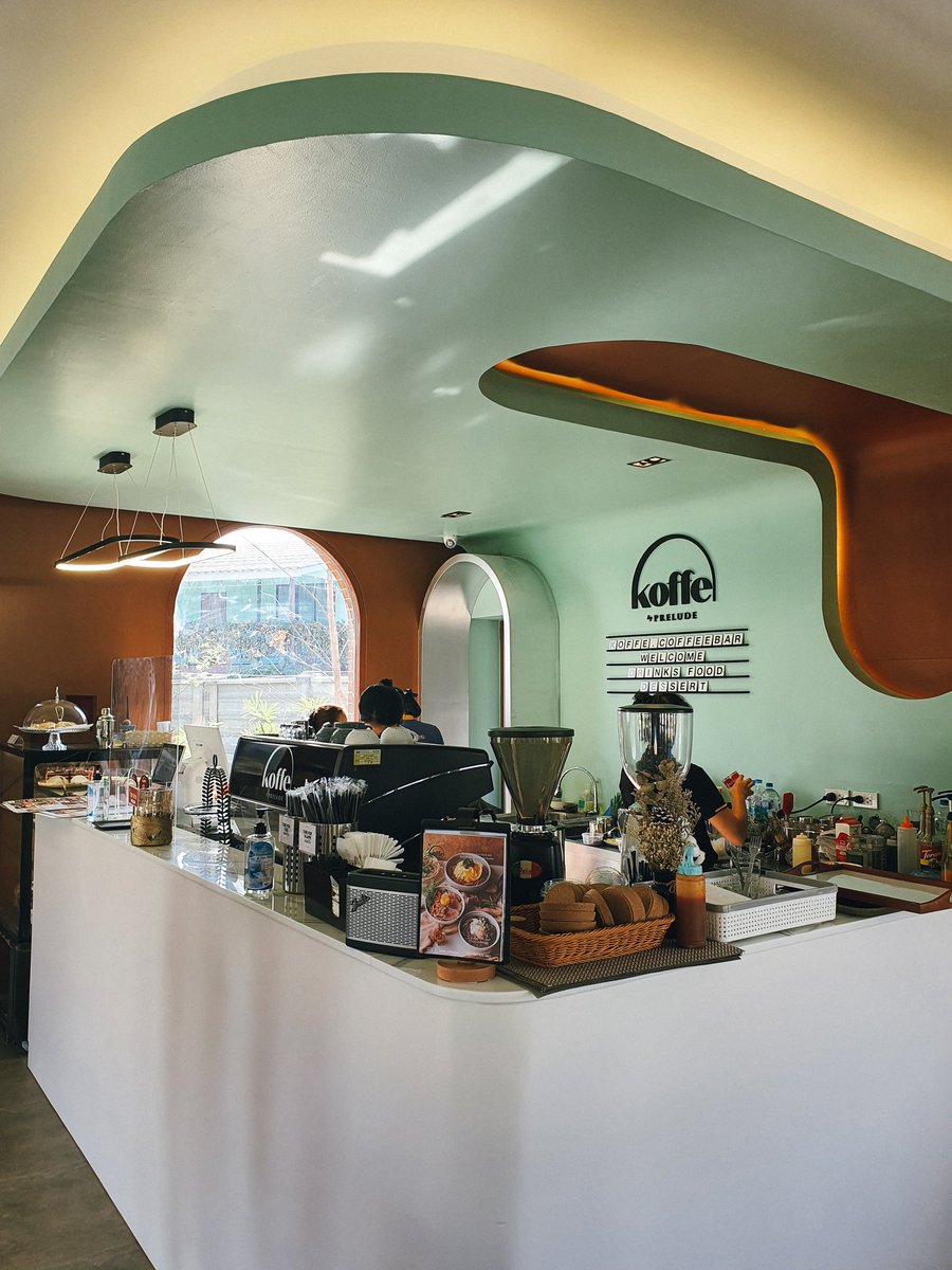 onedayperweek1's tweet image. Koffe.Coffeebar #รีวิวคาเฟ่ เปิดใหม่ใน #รีวิวกาญจนบุรี พื้นที่กว้างขวางในบริเวณรรprelude โปร่งๆ แดดมาคือสวยงามมาก ของกินคือดี เค้กมะพร้าว signature คือฟินมากกก อาหารก็มีด้วยนะ นี่ว่าถ้าชอบถ่ายรูป ร้านนี้คือรักเลย /อย่าลืมใส่หน้ากาก+ล้างมือ กันนะะ♡ @aroii @Kin24hrs @CafeStoryTH