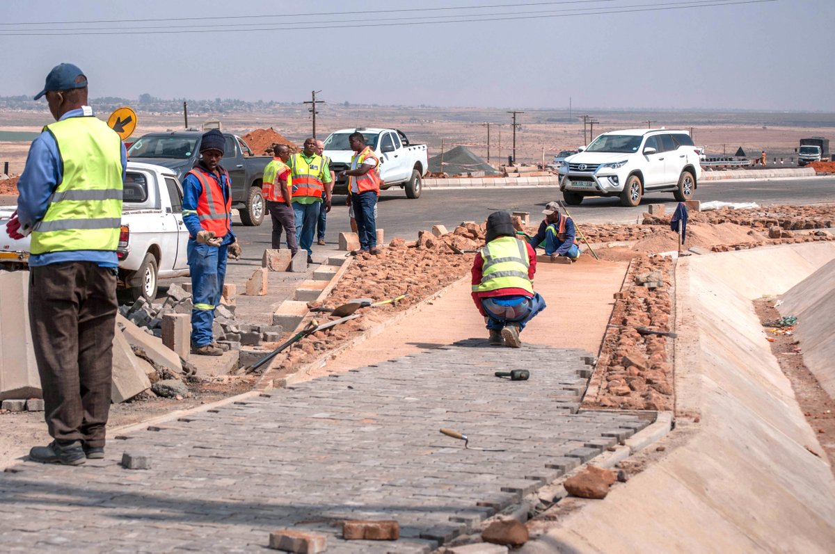 SANRAL_za's tweet photo. SANRAL’s procurement policy requires that 30% of the main upgrade projects on Moloto Road be reserved for SMMEs. https://t.co/xhK6AgHYNF