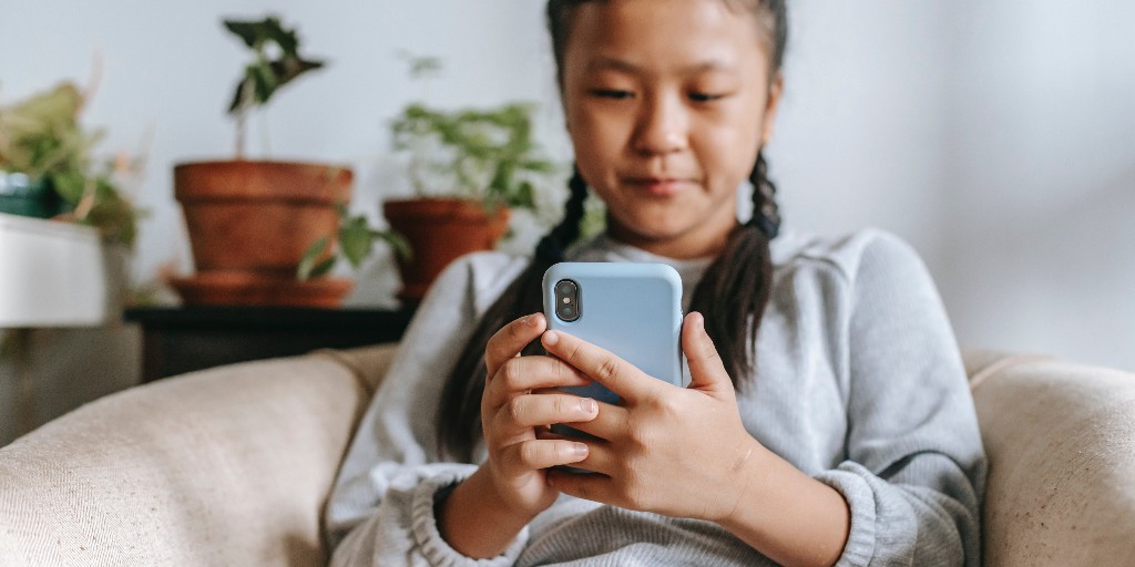 BEESECURE's tweet photo. ❗ Many primary school children already have WhatsApp accounts and come into contact with a wide variety of chain letters. 😲
🚸 BEE SECURE gives tips on how parents and teachers can support their children: https://t.co/AwSGxbLkhK
#chainletters #tips https://t.co/xpmVjsC00r